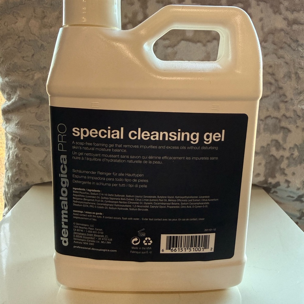 Dermalogica Pro Special Cleansing Gel in White and Black